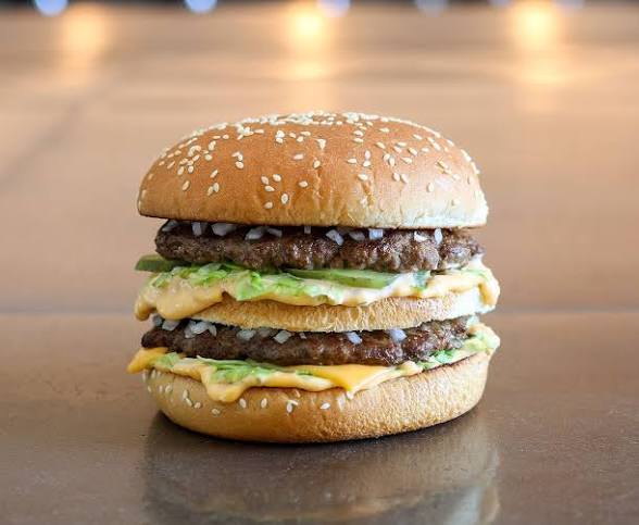 Big Mac antes de casamento pro noivo não desmaiar!