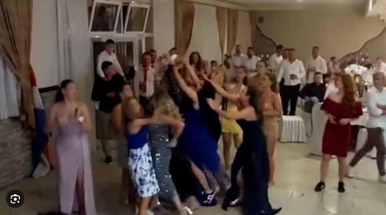 Seguro acidente pra hora de jogar o bouquet de flores da noiva